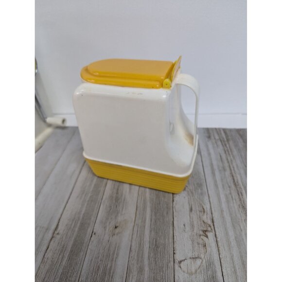 Vintage Lustro-Ware Yellow & White Plastic Pitcher With Lid - Picture 7 of 7